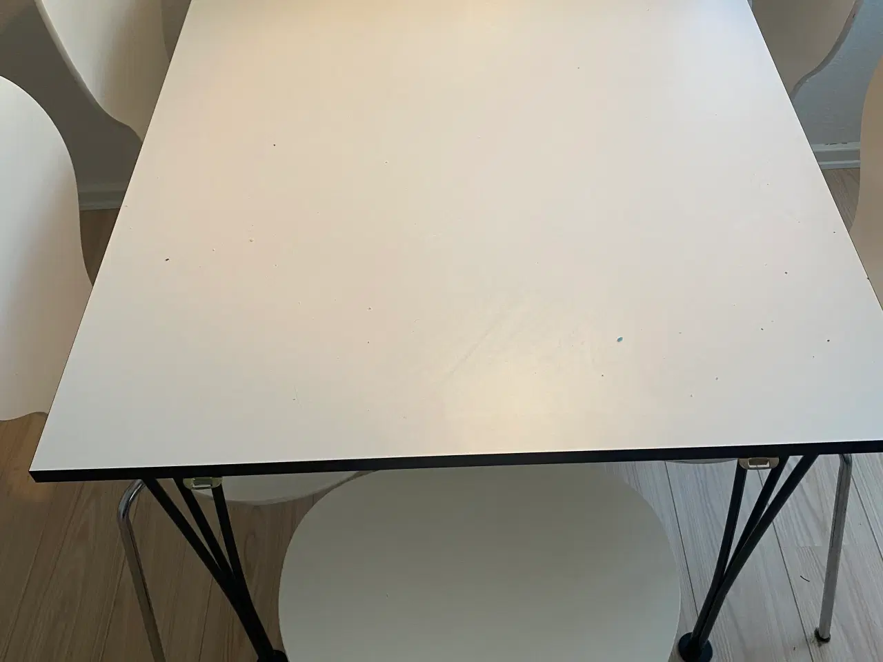 Billede 1 - Spisebord med 4 stole – hvidt sæt