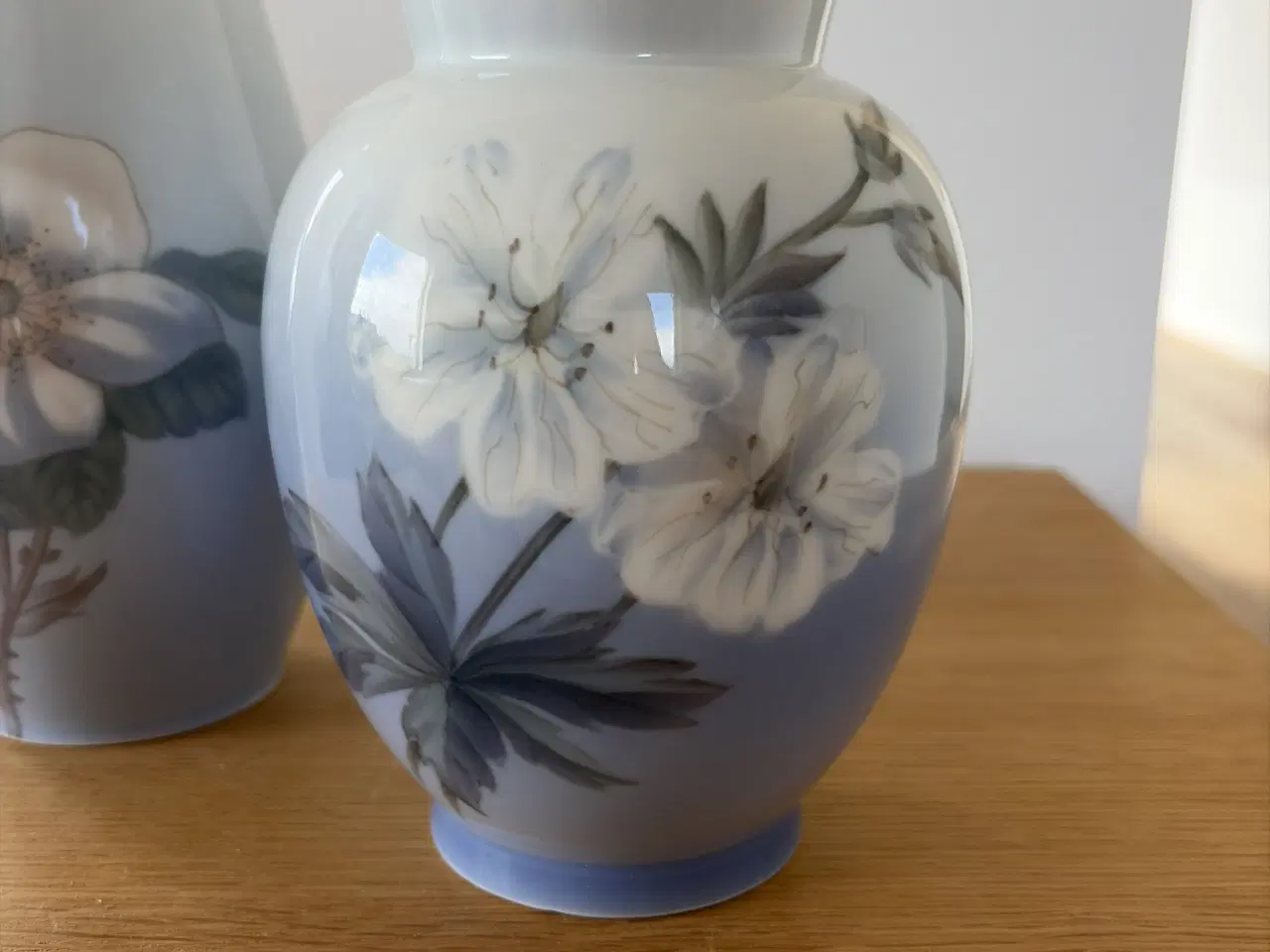 Billede 2 - To fine Bing & Grøndahl vaser i porcelæn med maled