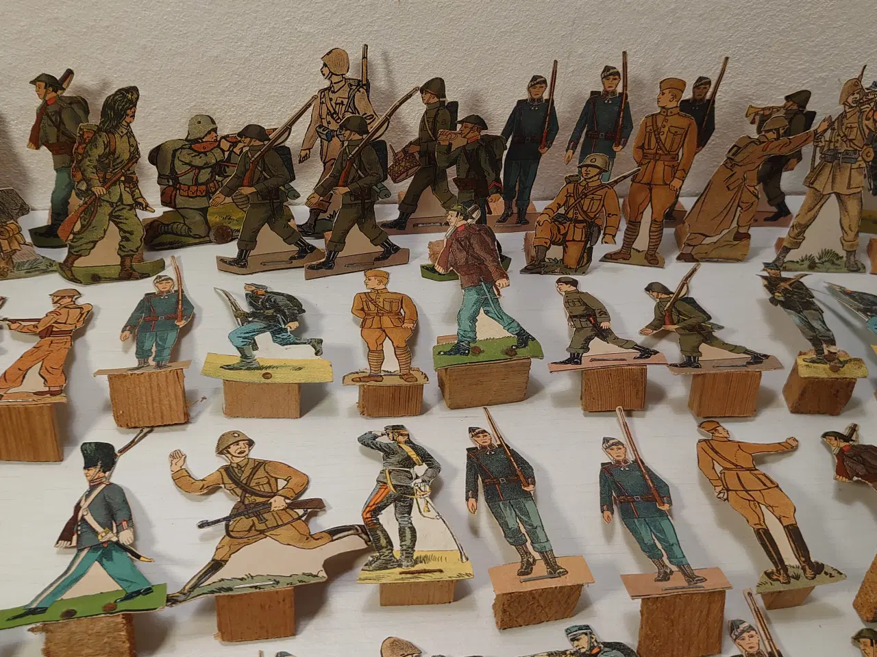 Billede 3 - 100stk soldater i pap på træfod. 6-10cm.Ca 1945-50