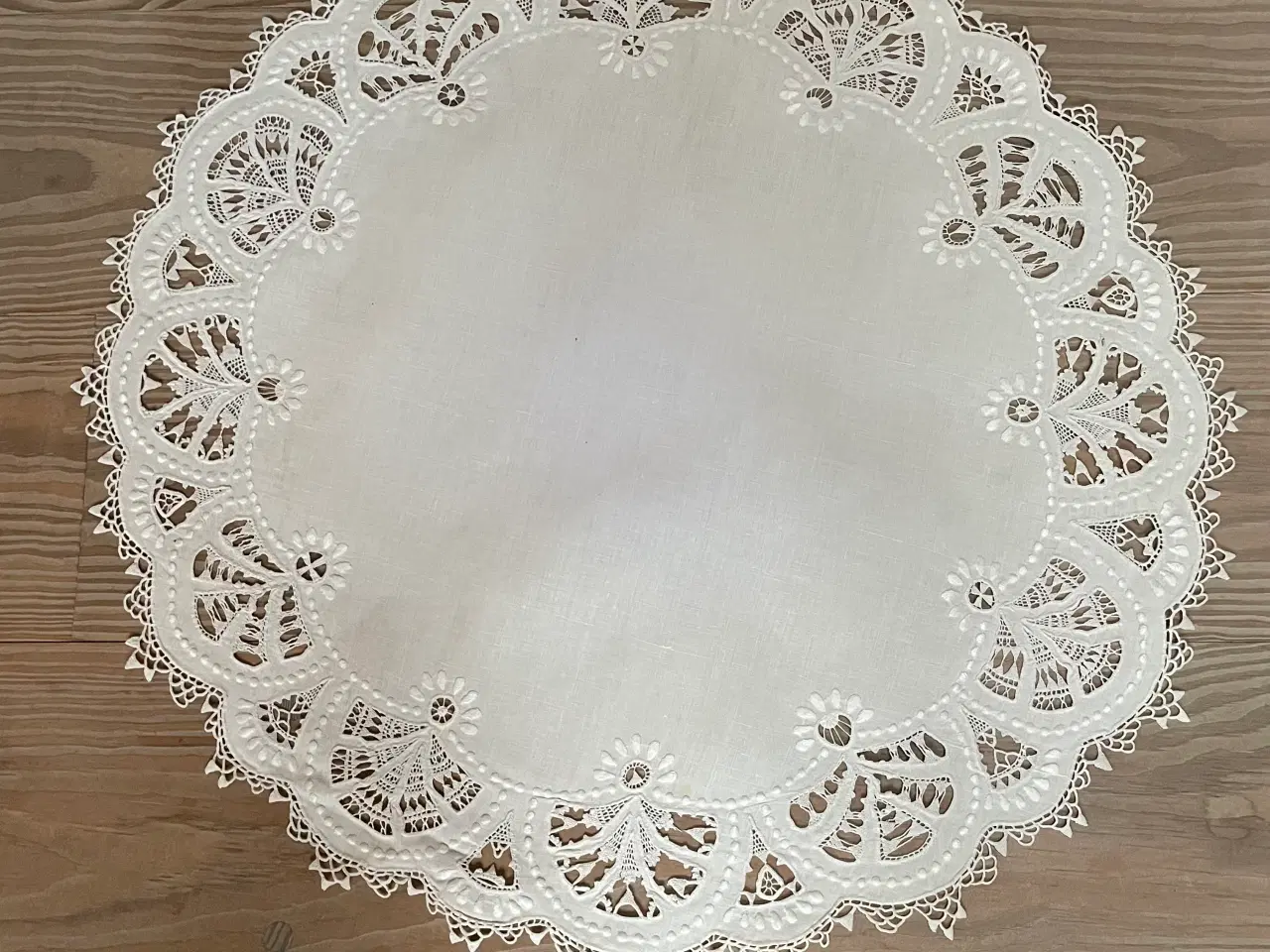 Billede 2 - Håndbroderet dug venetiansk broderi