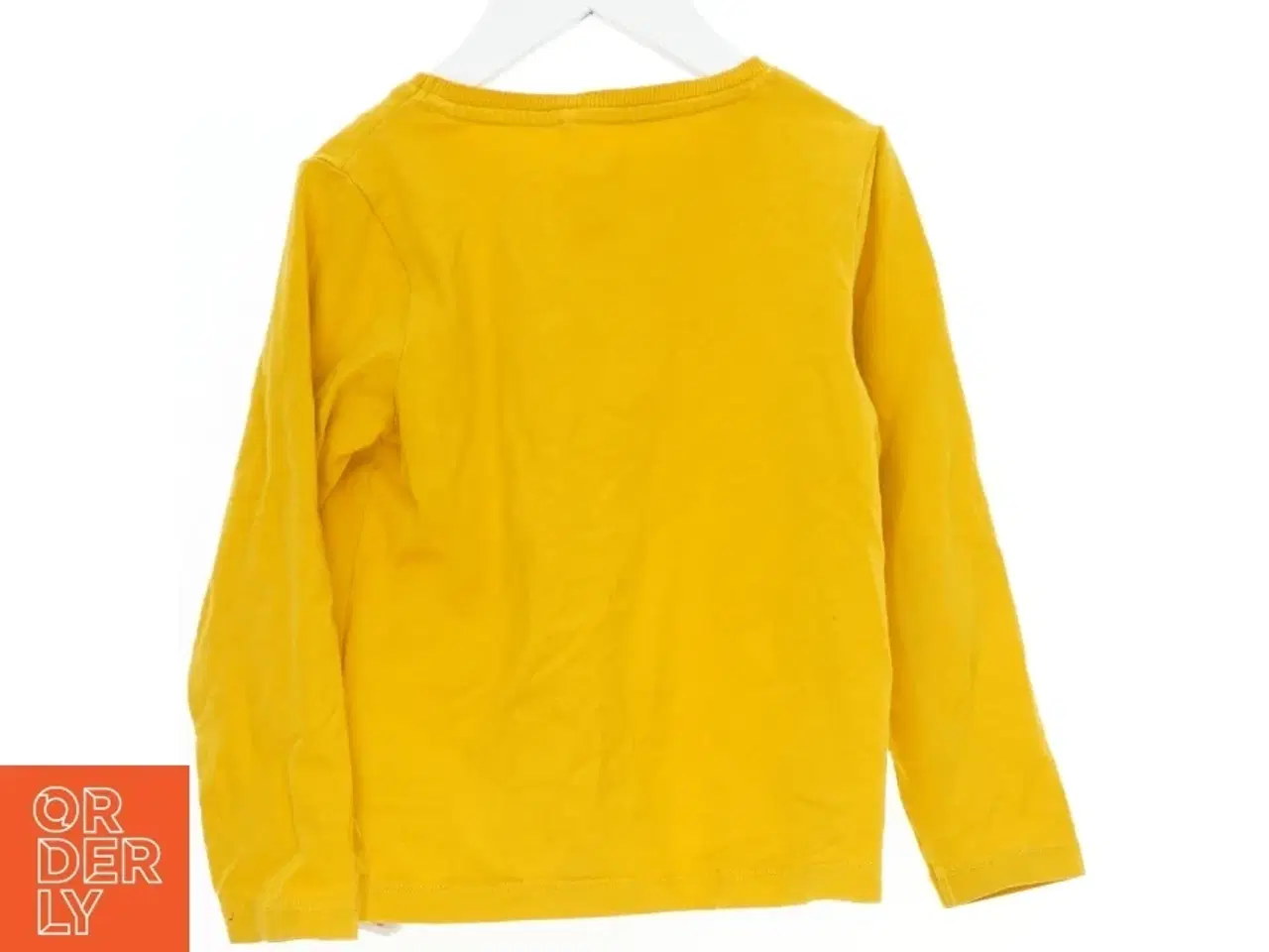 Billede 2 - Langærmet gul bluse til børn med skateboard print fra Name It (str. 104)