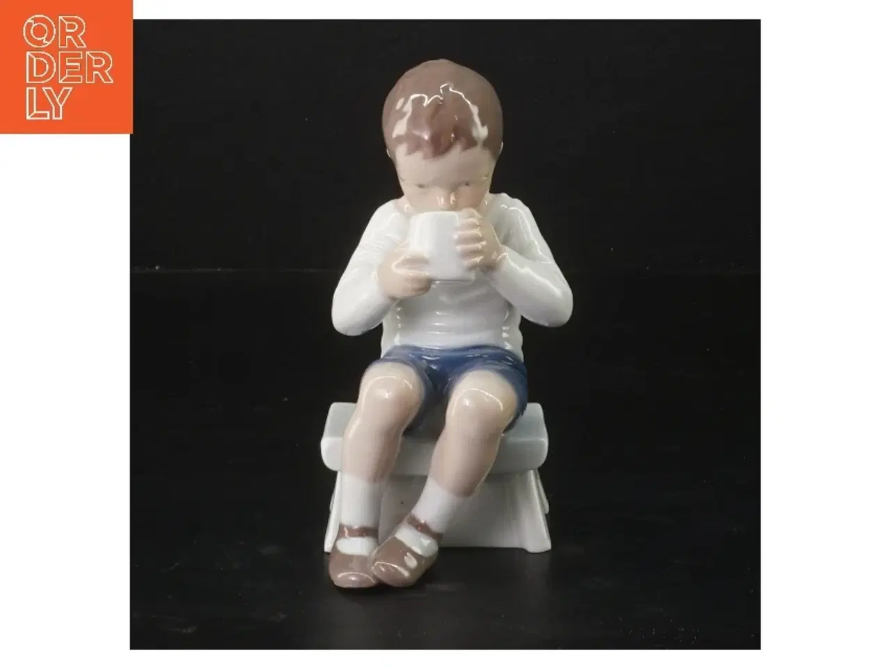 Billede 1 - Porcelænsfigur af dreng med kop fra Bing Og Grøndal (str. 14 cm)