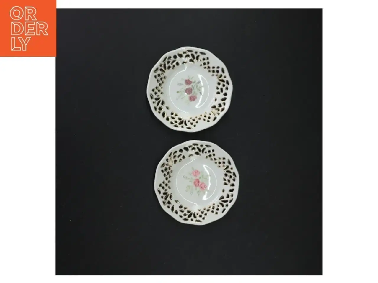 Billede 2 - Små tallerkener med blomstermotiv (str. 10 x 10 cm)