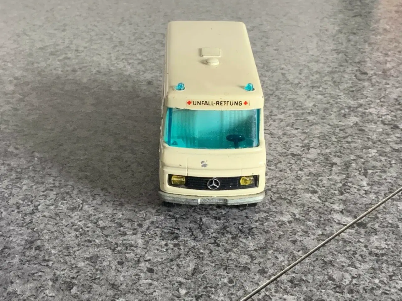 Billede 2 - Siku Mercedes-Benz L406 D Ambulance 