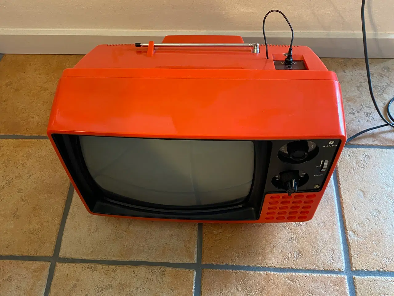 Billede 2 - Retro - TV sort/hvid i flot Kosmetisk stand!