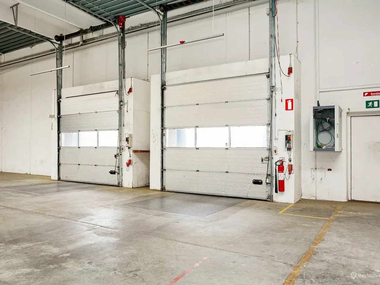 Billede 2 - Højloftet lagerhal med to læsseramper