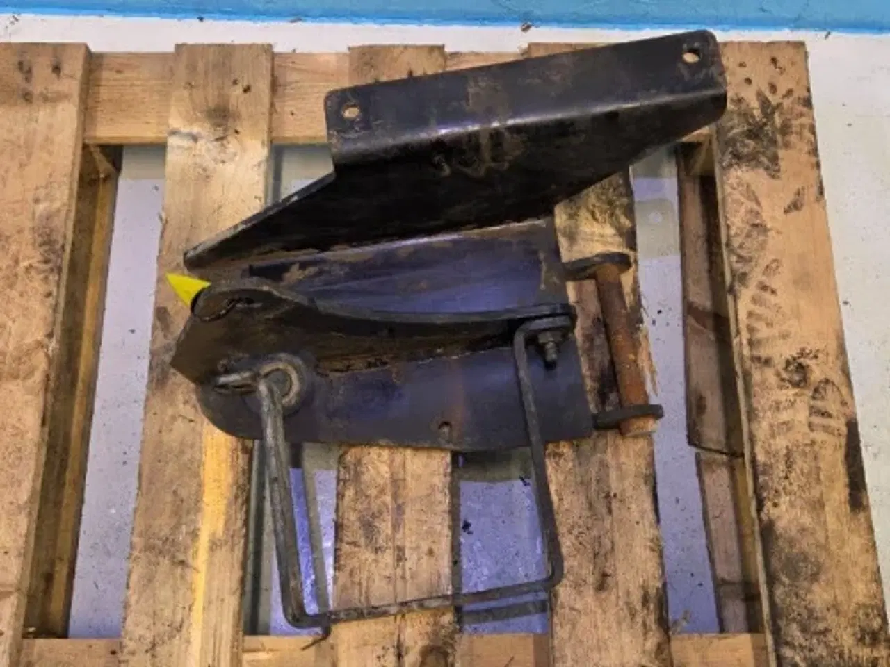 Billede 3 - New Holland TM165 Beslag R.  82018505