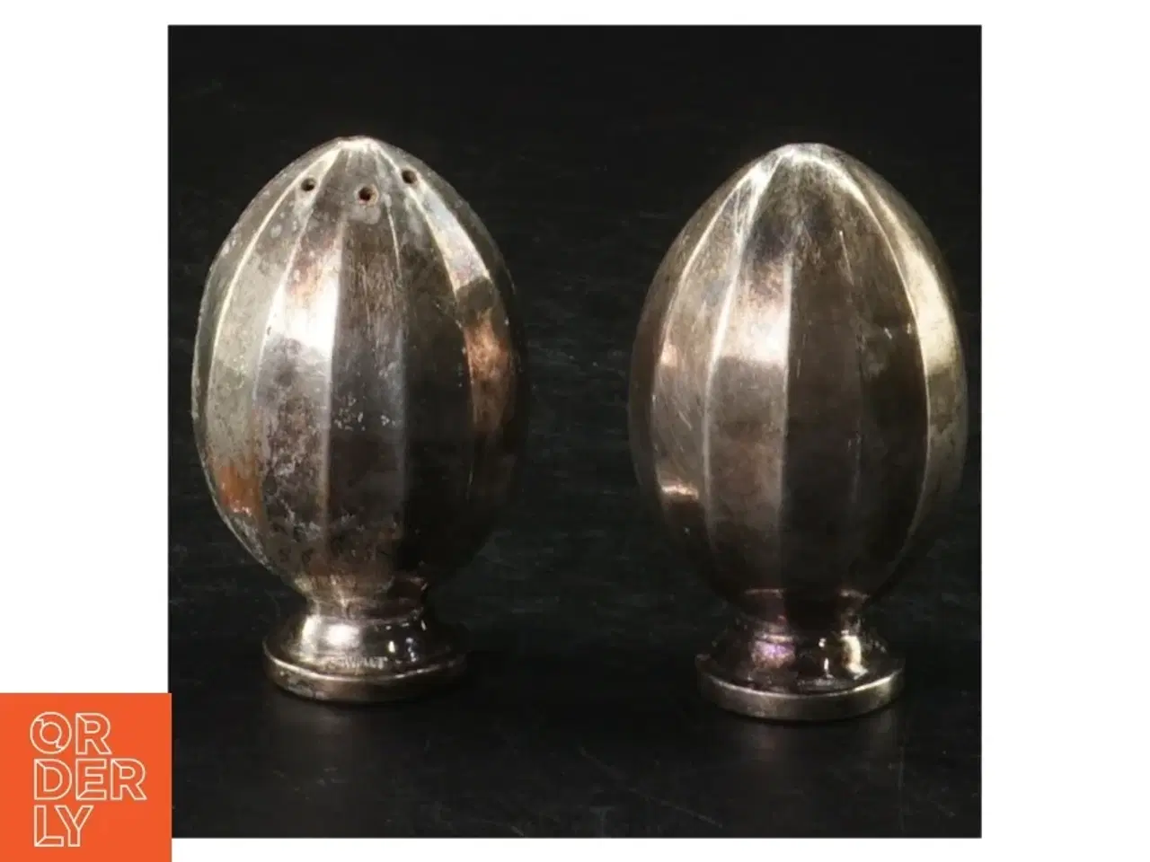 Billede 1 - Sølvfarvede salt- og peberbøsser (str. H. 6 cm)