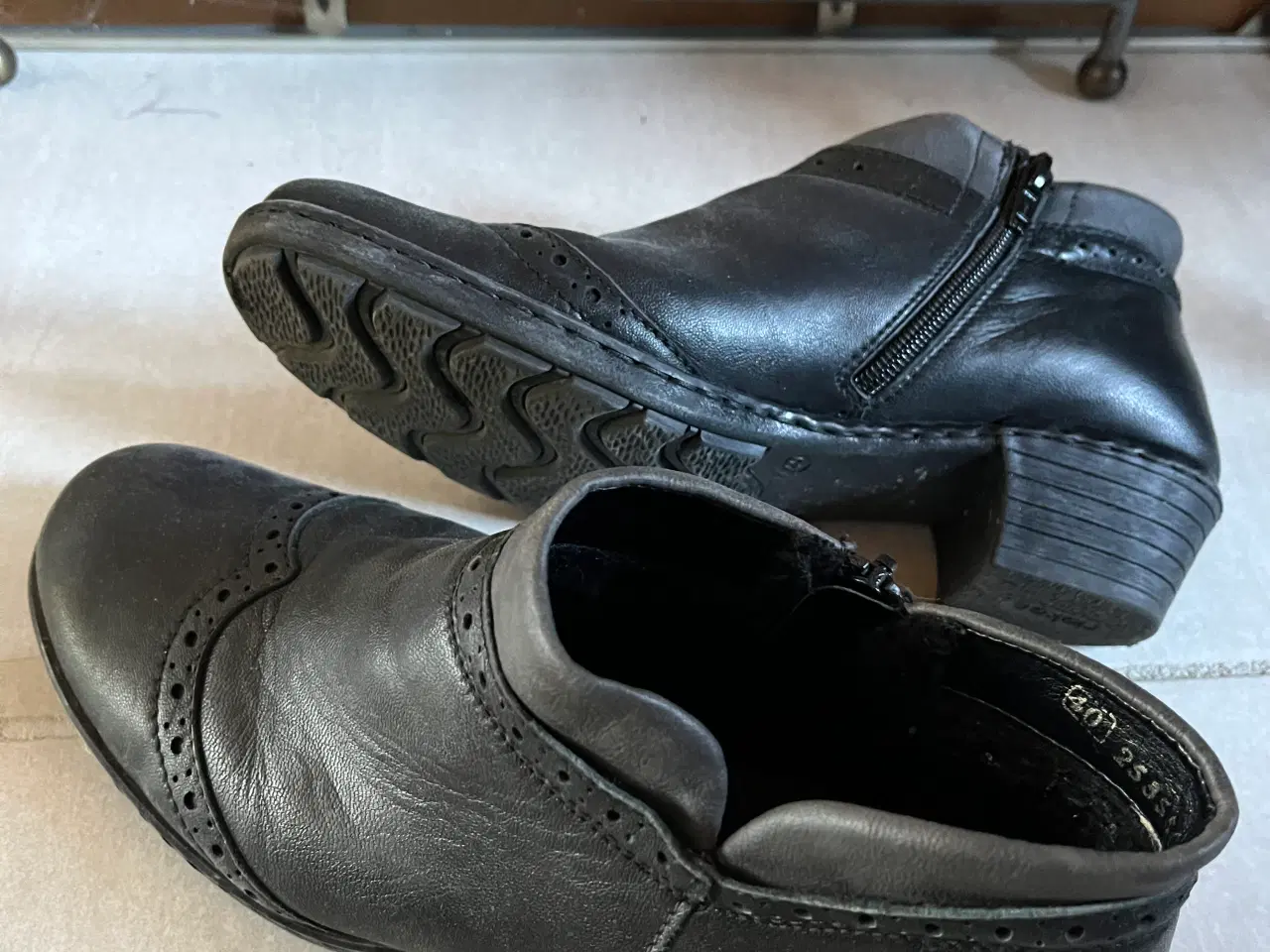 Billede 1 - Tyk læder i sort med grå