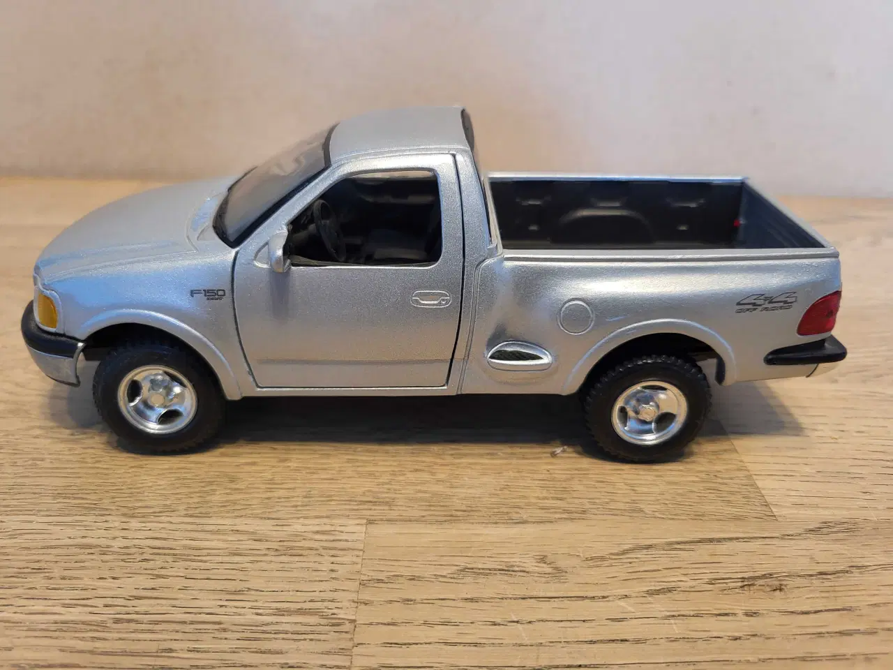 Billede 1 - Modelbil: FORD F-Series 1997.  Skala 1/24.