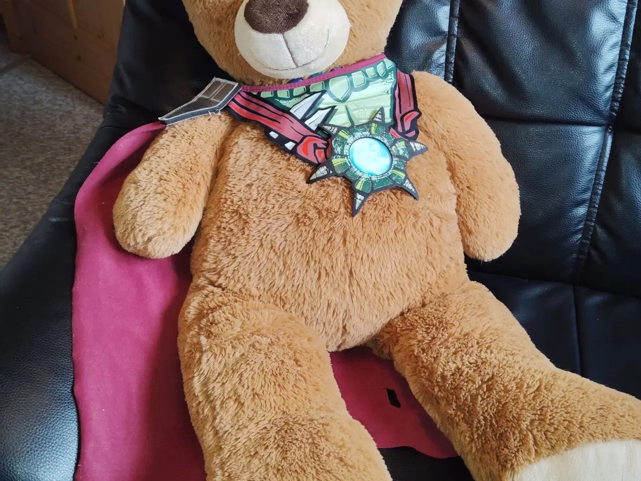 Billede 2 - Stor bamse med kappe