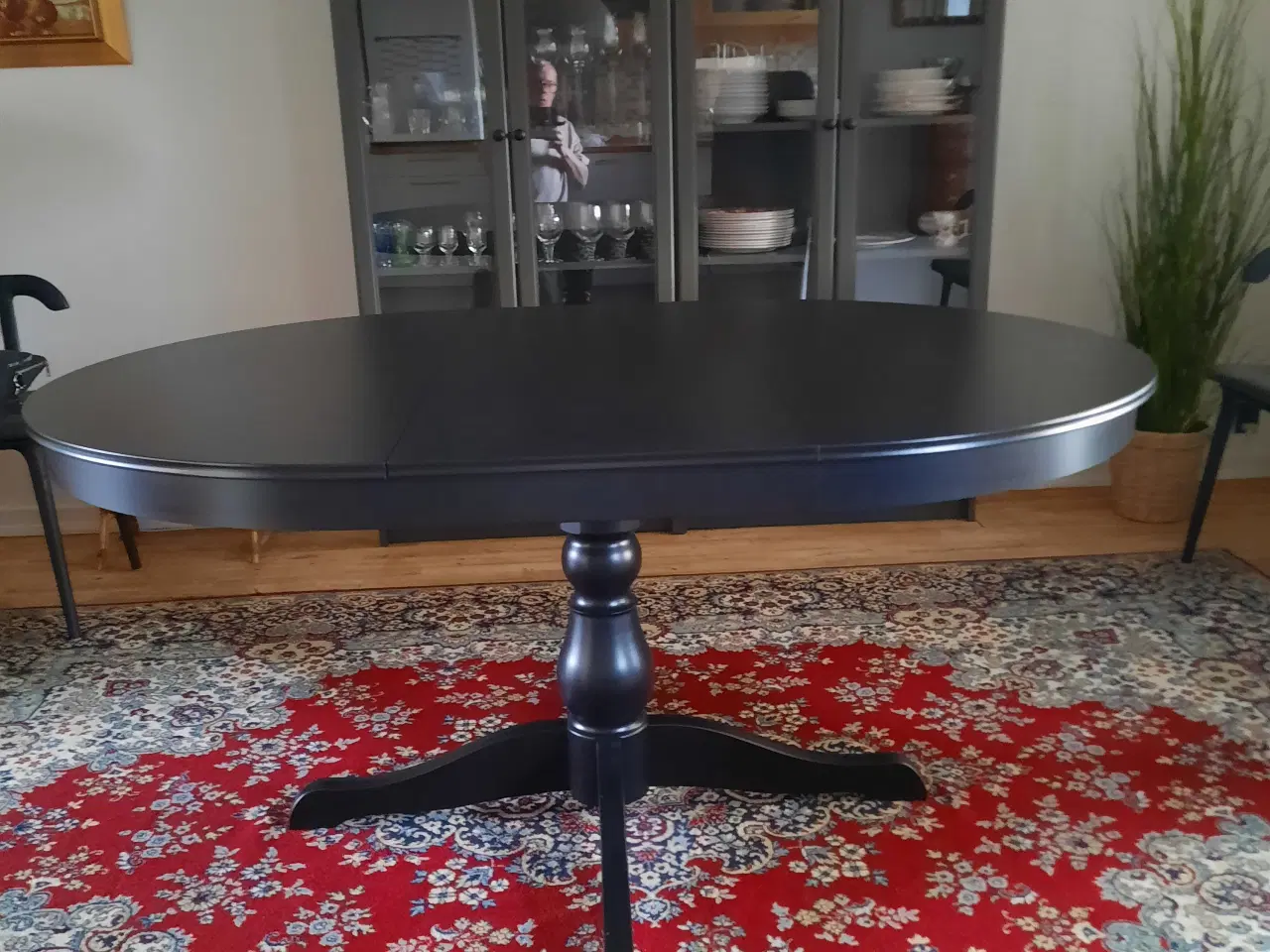 Billede 5 - Rundt sort Spisebord med udtræk