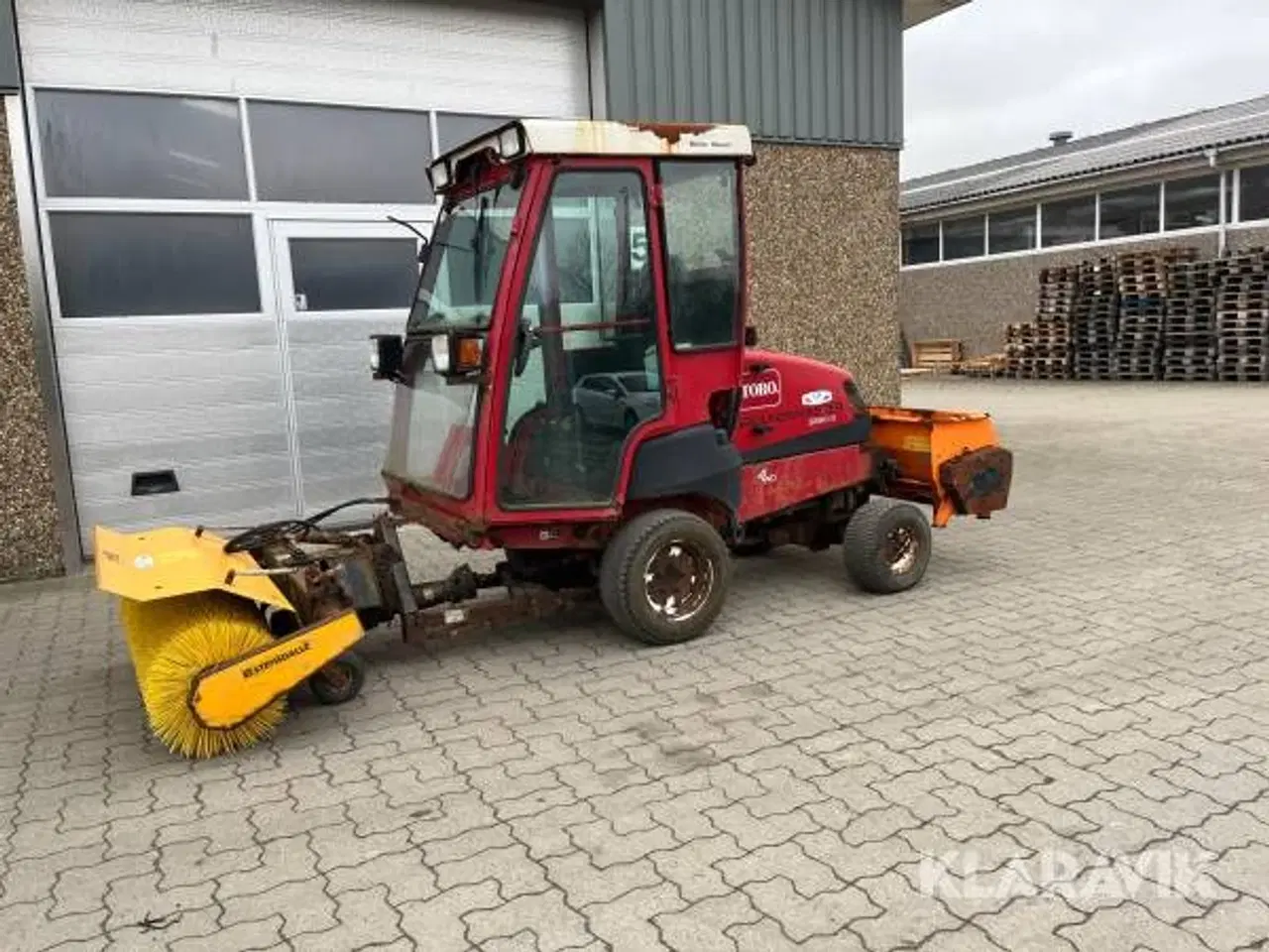 Billede 1 - Redskabsbærer Toro Groundmaster 3280D med kost og 