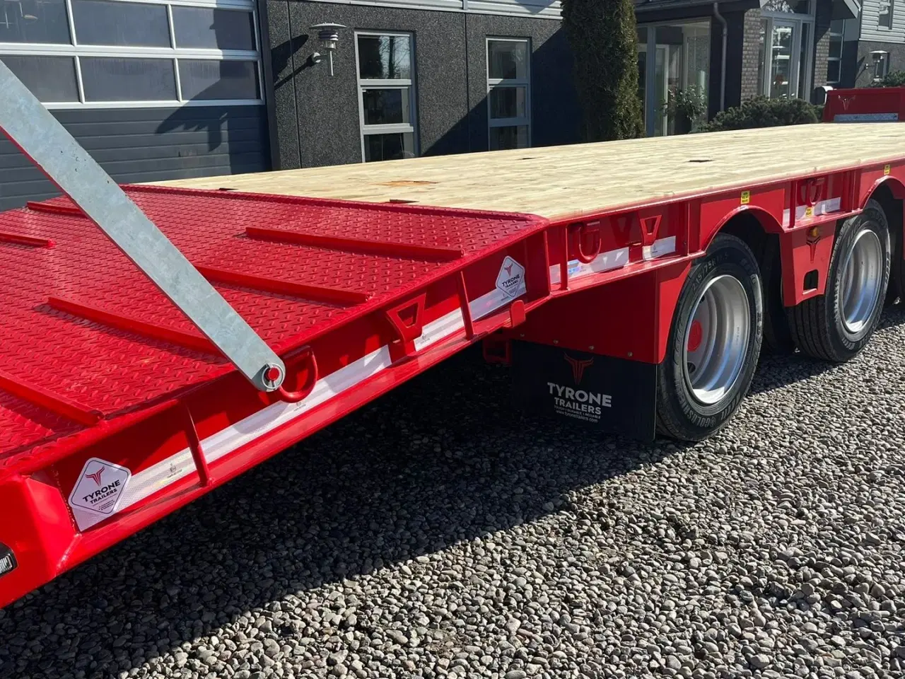 Billede 17 - Tyrone 27TLL LANG MODEL med Affjedret træk og affjedret aksler. Med hydrauliske ramper og værktøjskasse