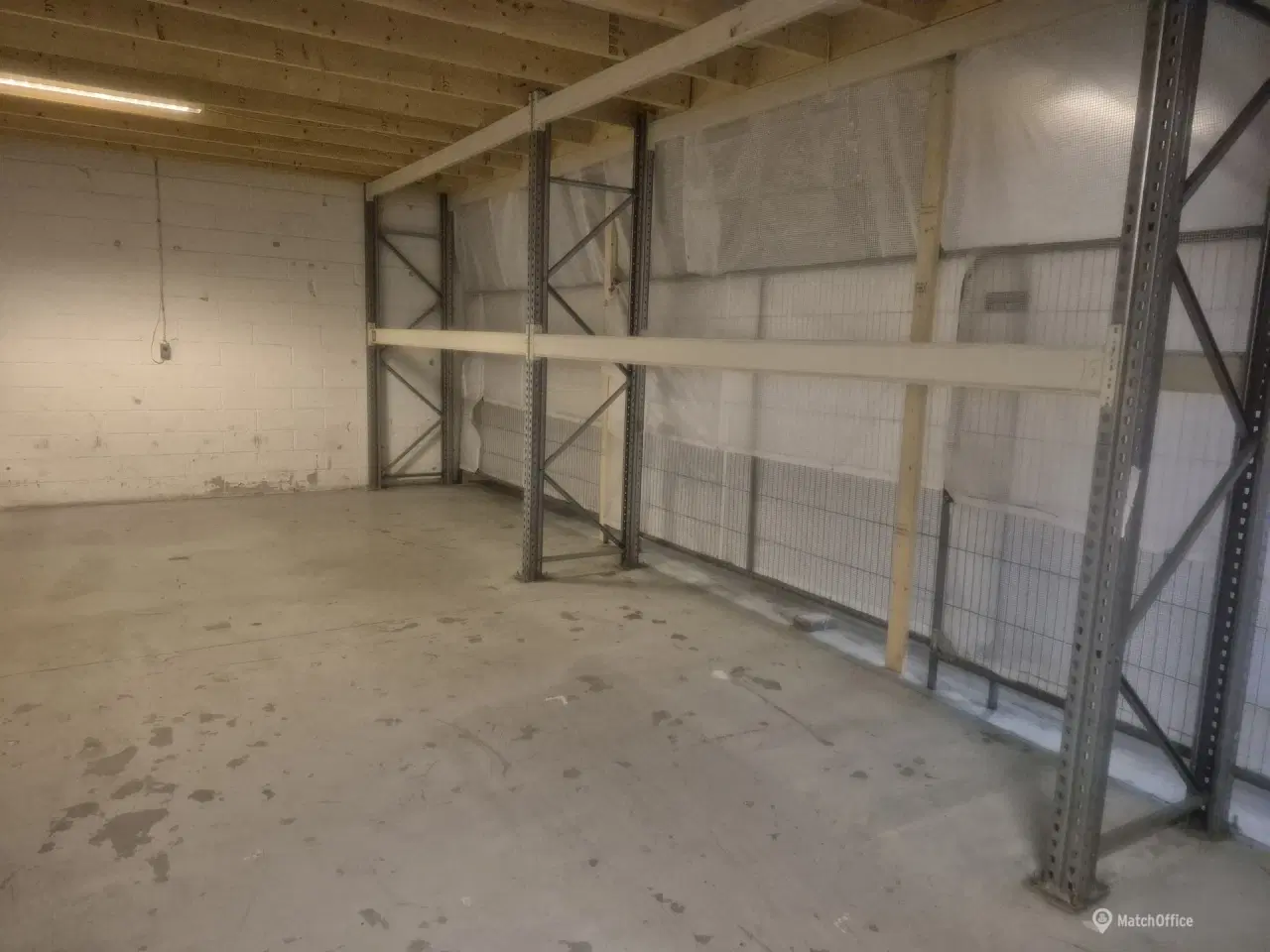 Billede 4 - Lager med stor port. let adgang m. palleløfter/truck/bil - plan med jord. - 198m2