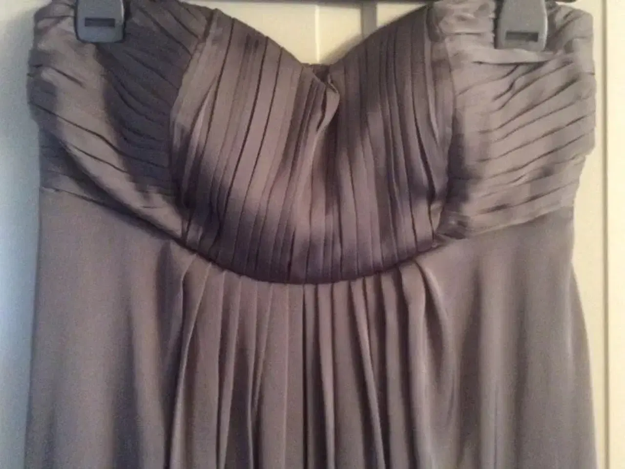 Billede 1 - Smuk grå kjole