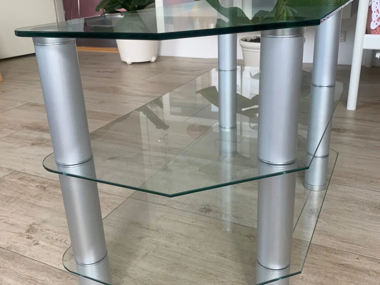 Billede 2 - Tv bord i glas