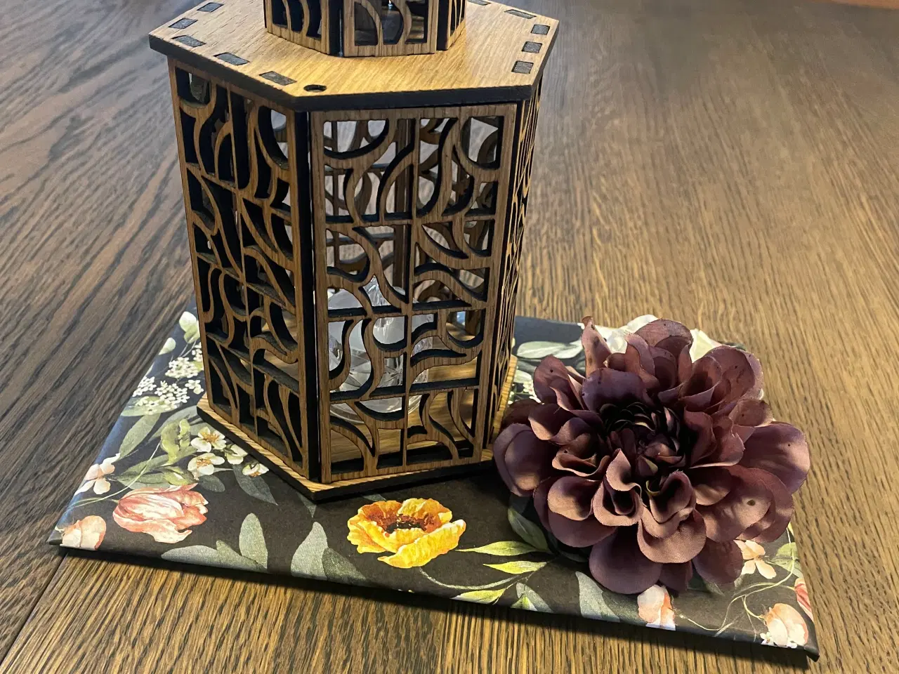 Billede 2 - Flot lanterne i egetræ.