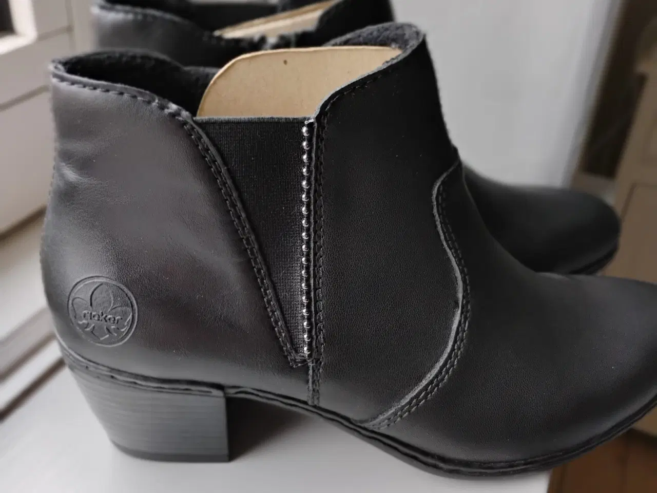 Billede 1 - Sorte støvler str. 39
