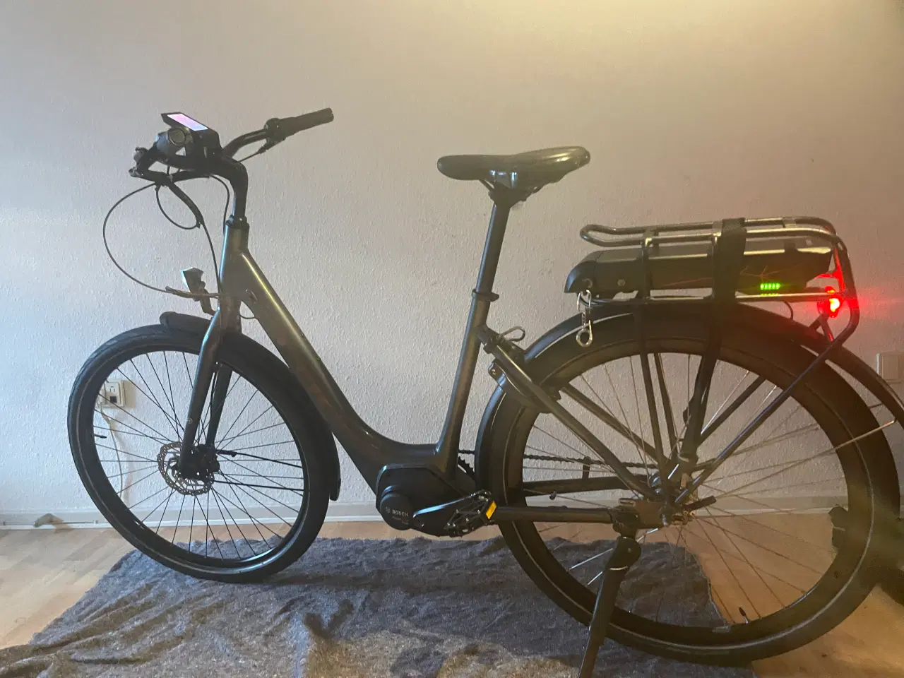 Billede 2 - Elcykel Trek District+ 1C - Grey L (500Wh) 