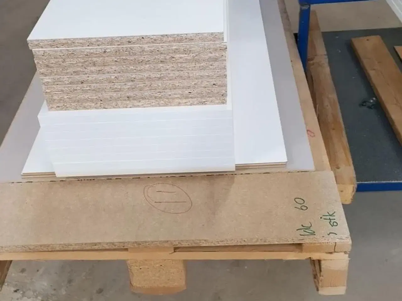 Billede 3 - 4 stk. usamlet højskabe H: 195,2 x B: 50 x D: 34,0 med låge og 16 hylder