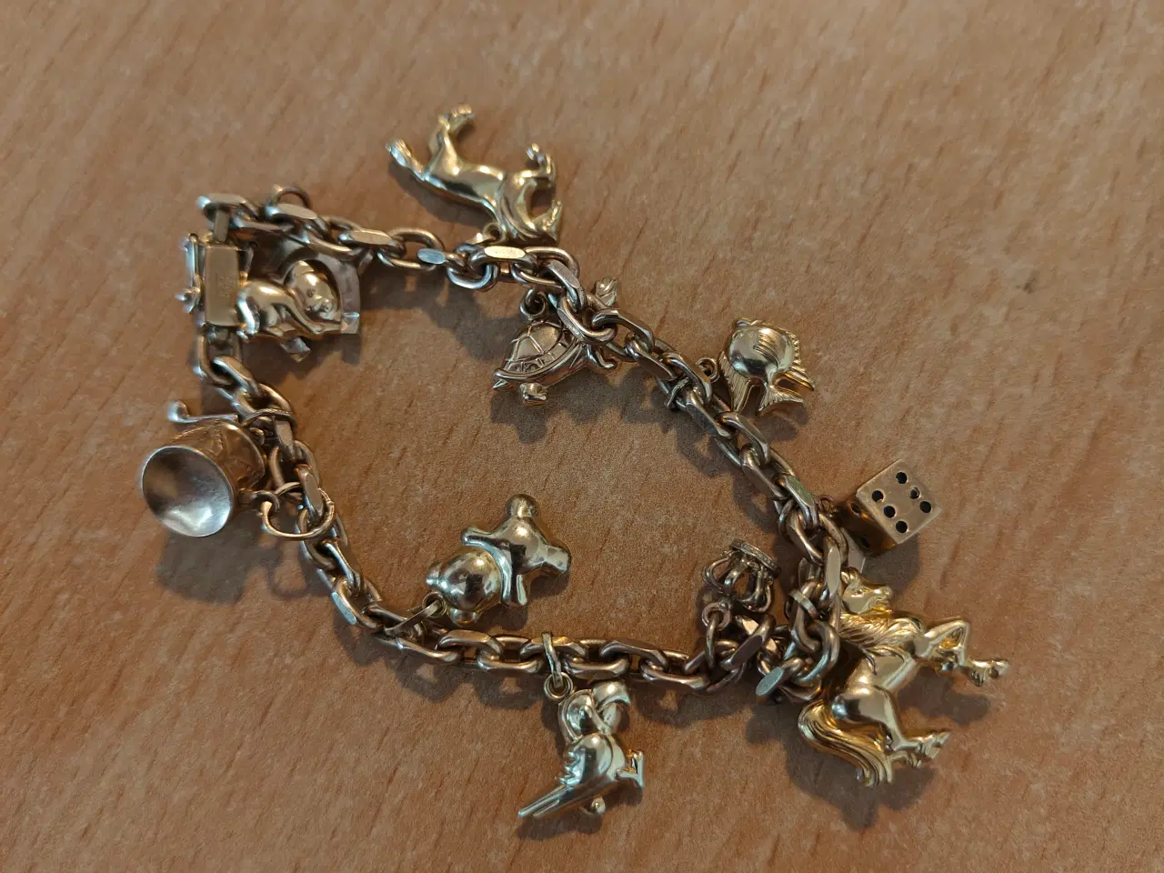Billede 4 - 8 Karat Bismark guld armbånd med charms