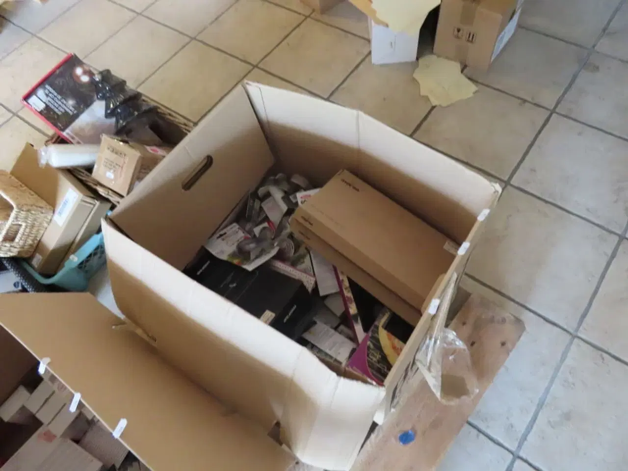 Billede 1 - Kasse med indhold