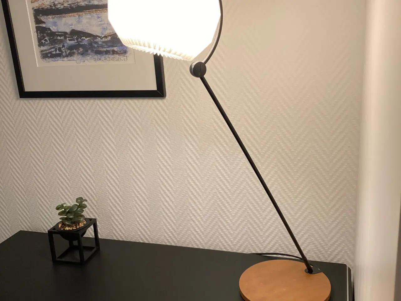 Billede 1 - Le Klint bordlampe i sort stål med bøgetræs fod 