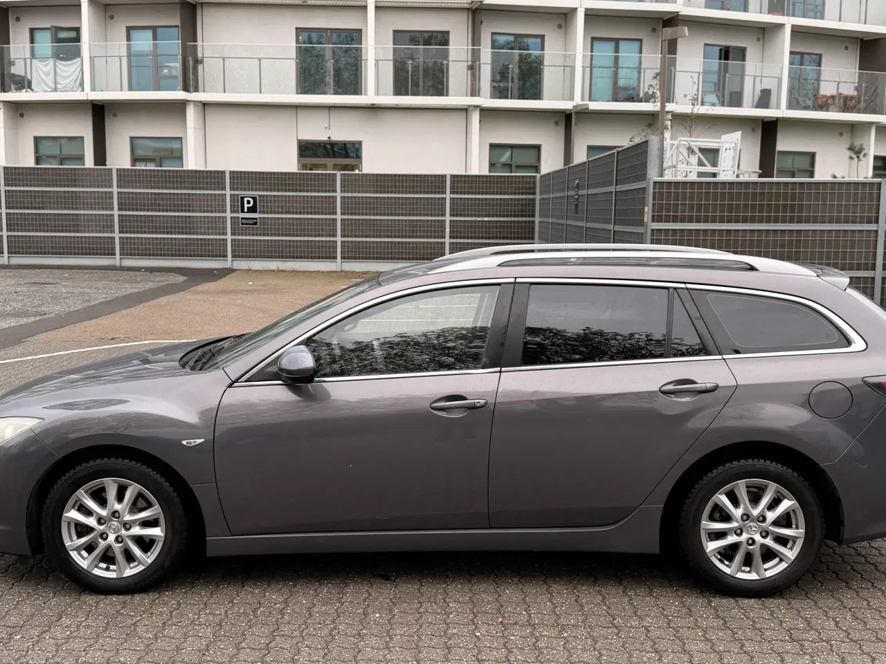 Billede 6 - Rummelig Mazda med læderkabine 