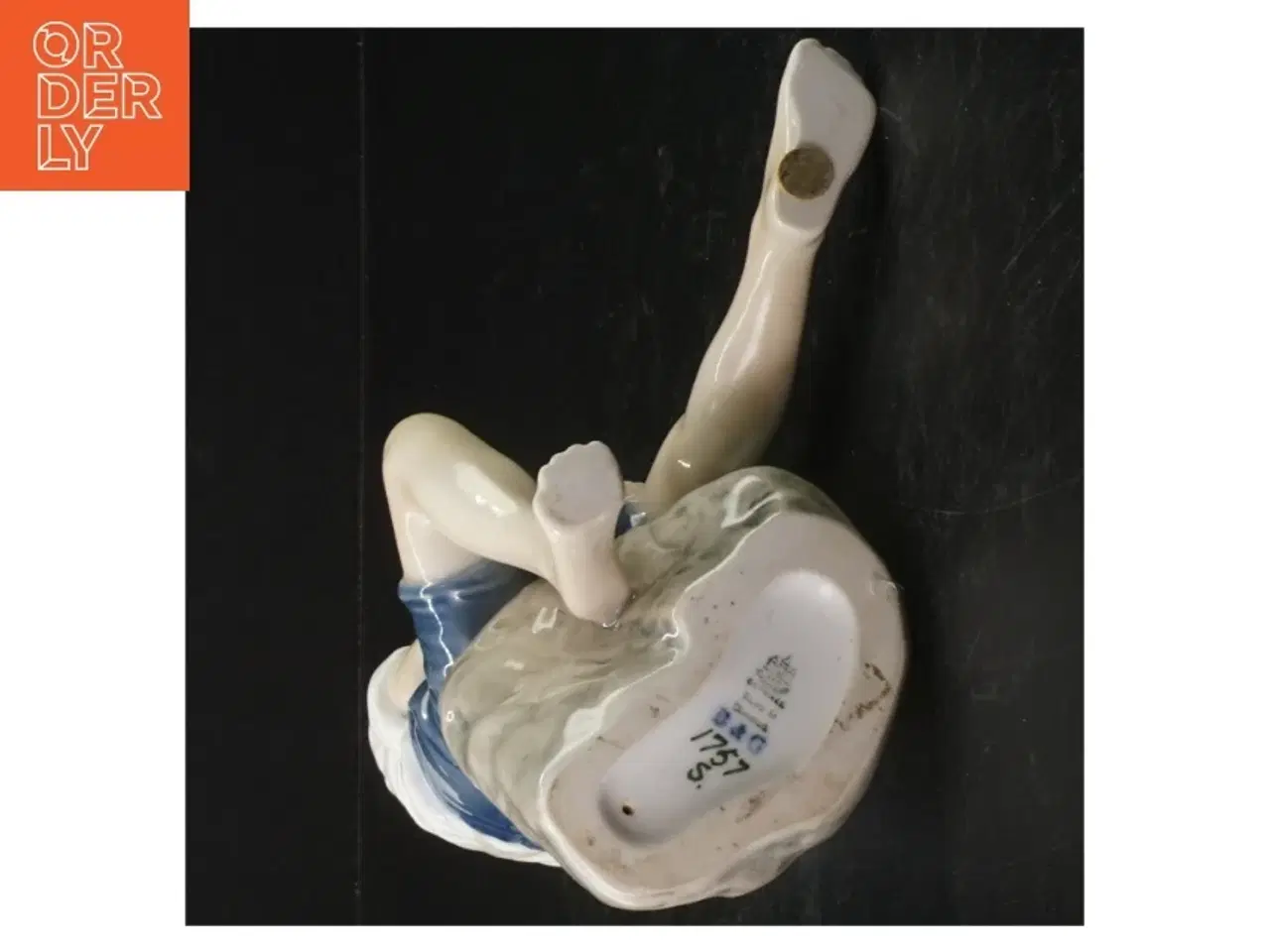 Billede 2 - Dreng på sten, Bing & Grøndahl figur nr. 1757 fra B&G (str. H. 20,5 cm)