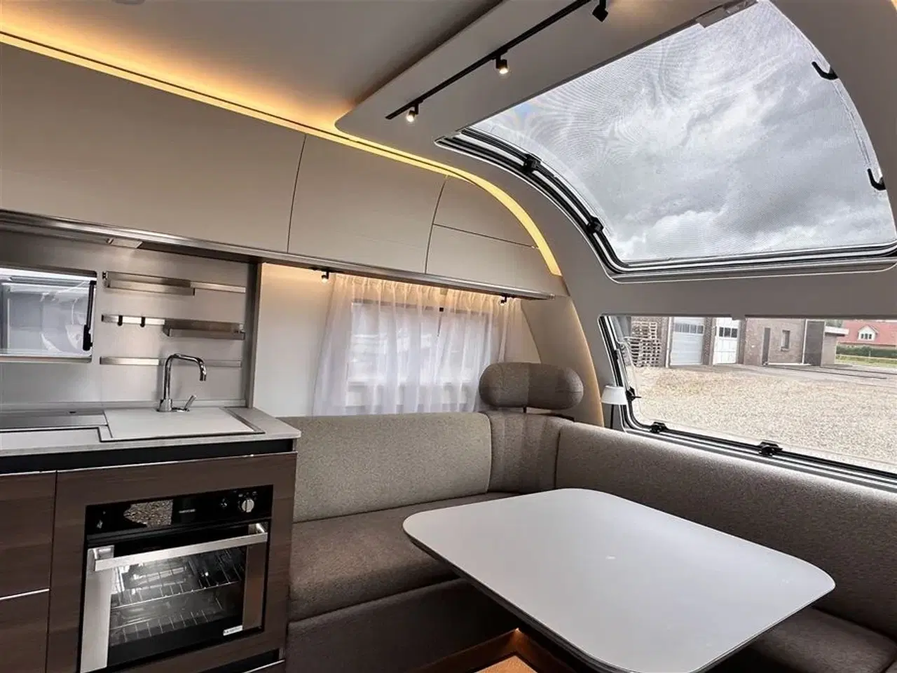 Billede 17 - 2022 - Adria Alpina 613 UT   Luksus vogn med enkelt senge.