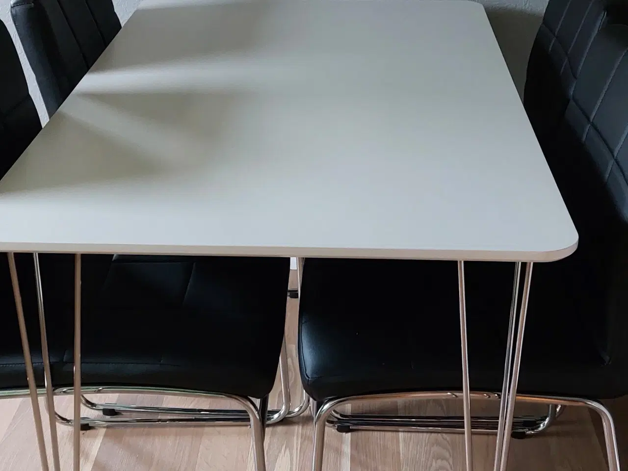 Billede 1 - Spisebord med stole