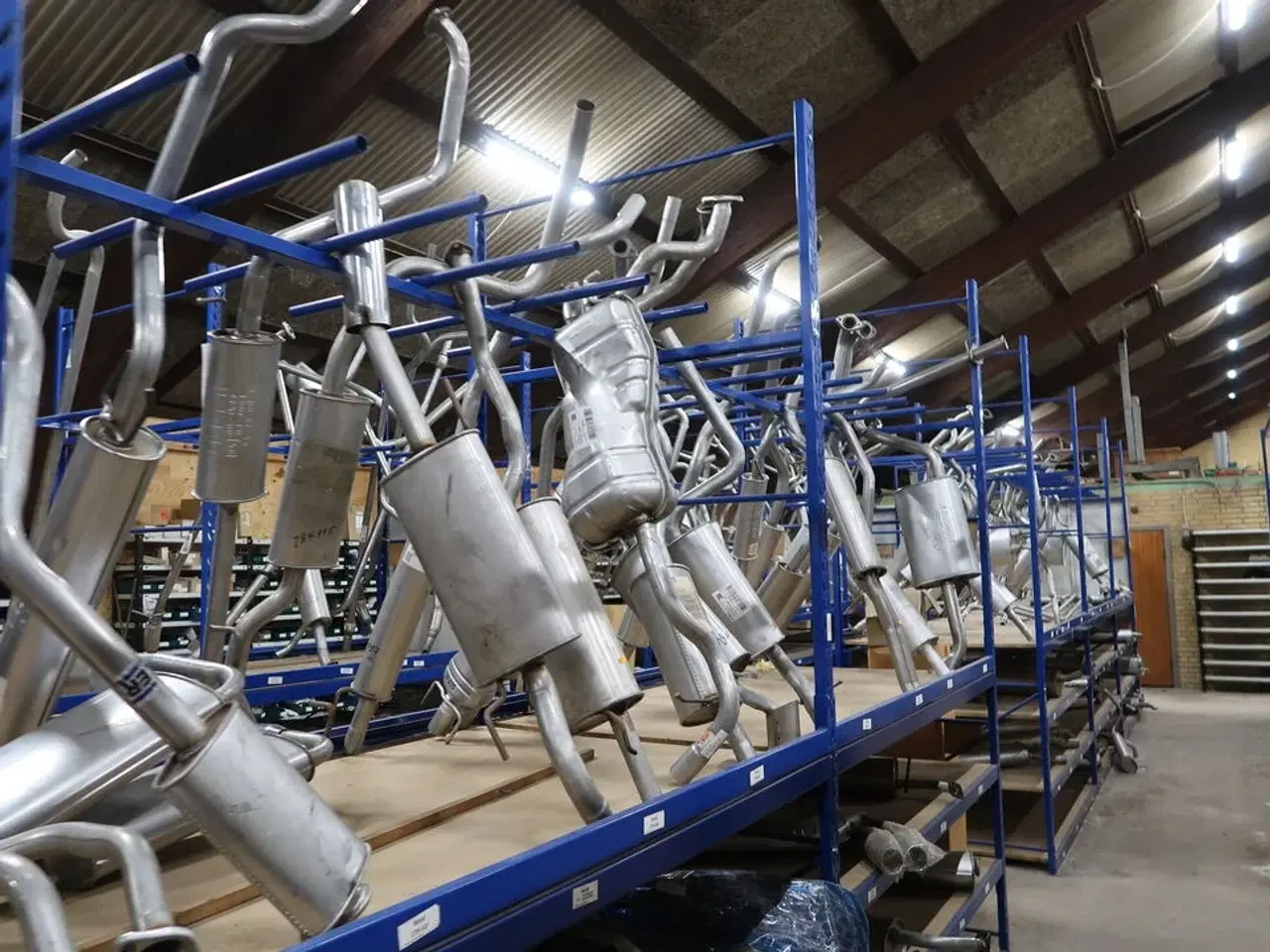 Billede 10 - Udstødninger m.v. i reol