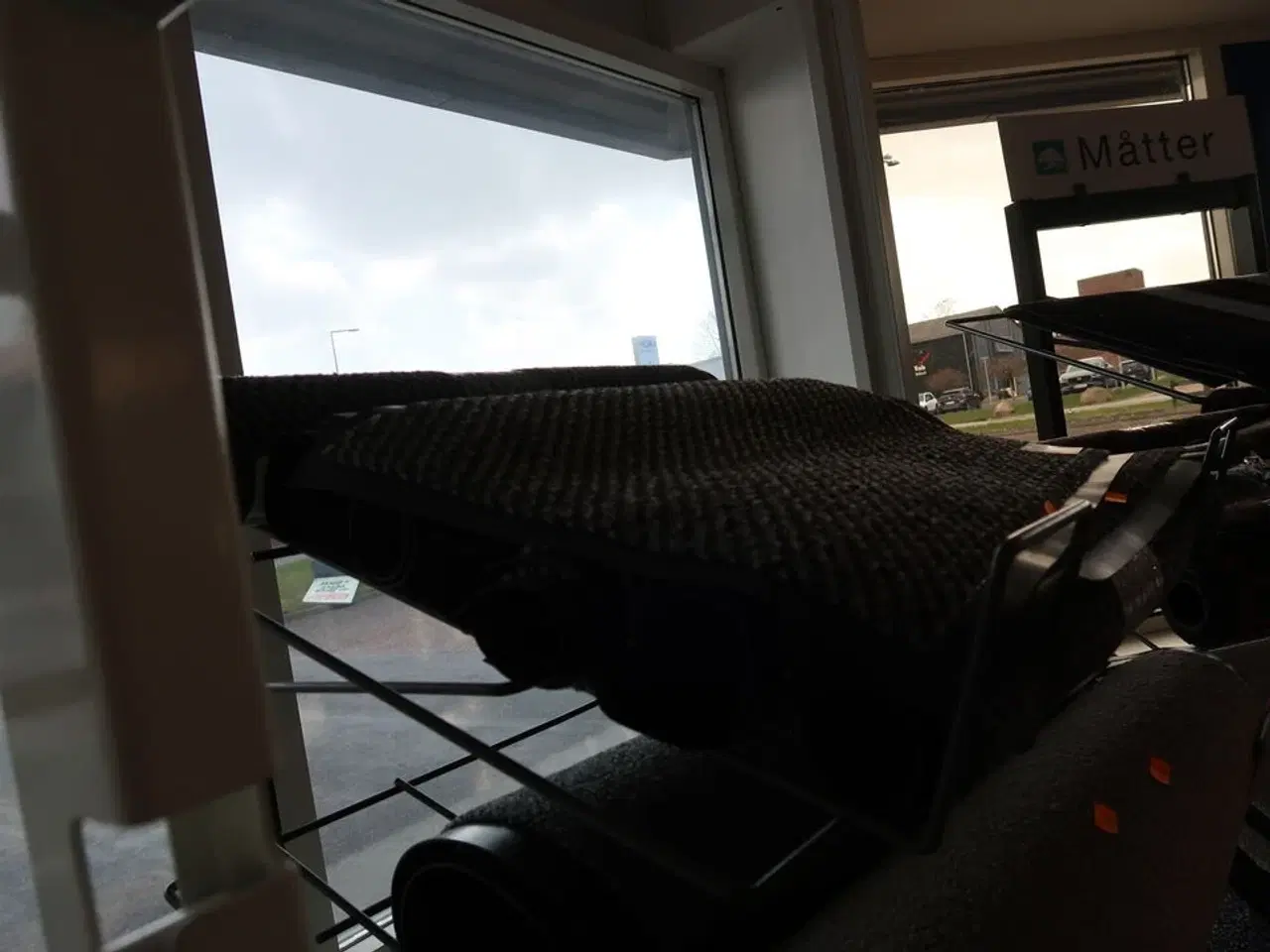 Billede 2 - Hylde med dørmåtter