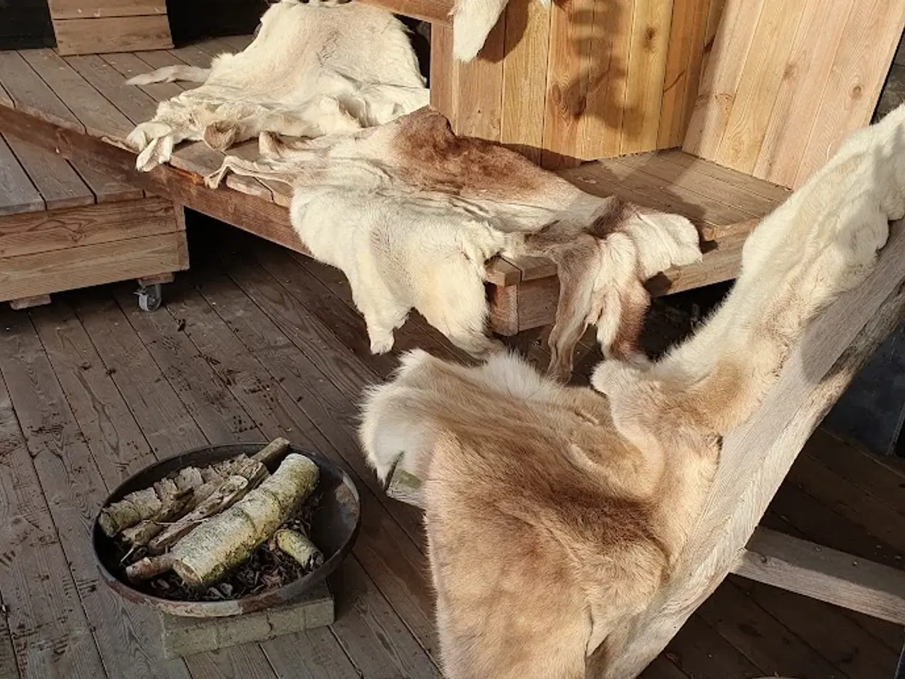 Billede 1 - Lækre rensdyrskind - varmt ligge-sidde underlag.