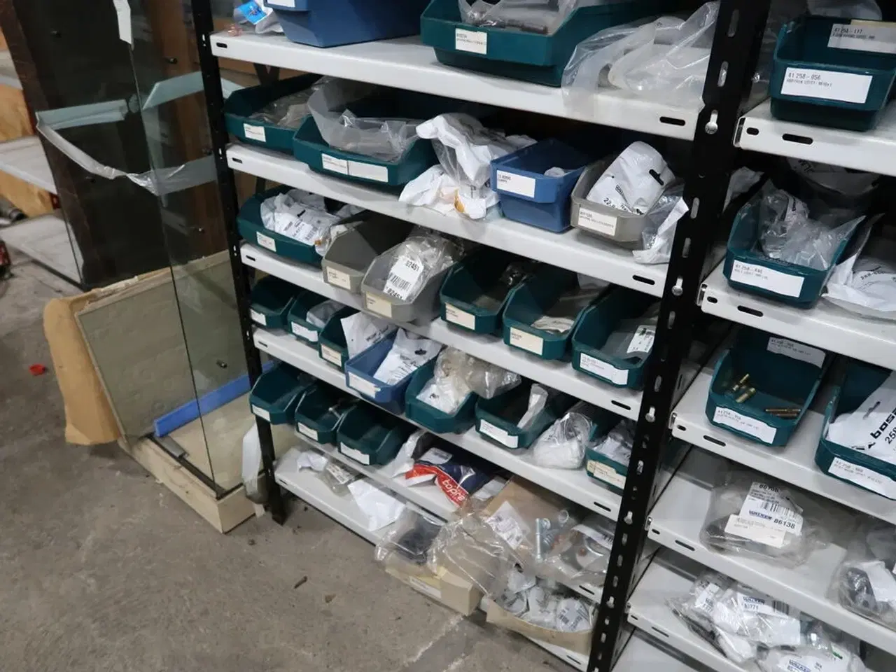 Billede 11 - 6 fag lagerreoler med indhold