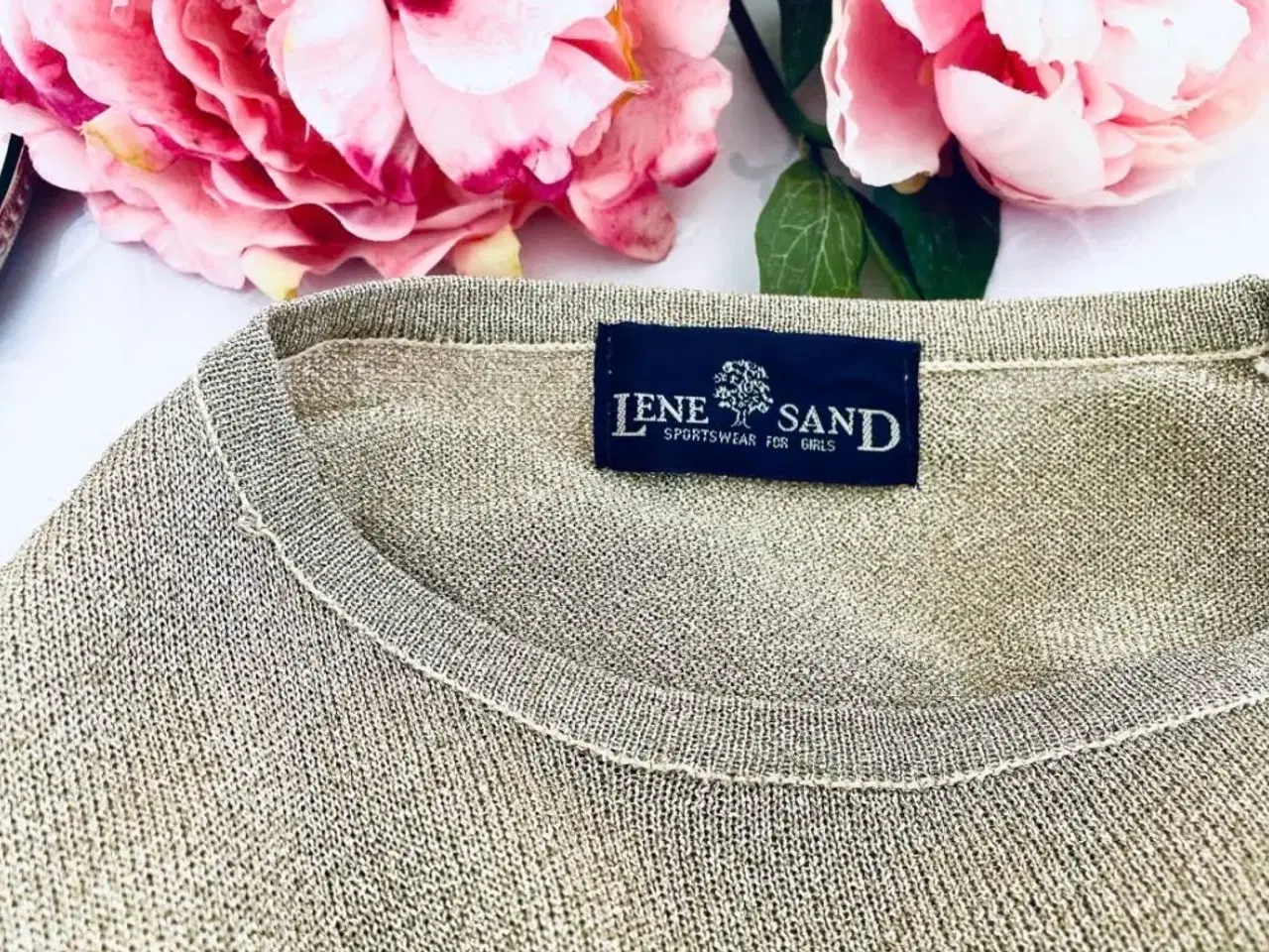 Billede 2 - Lene sand t-shirt i guldglimmer