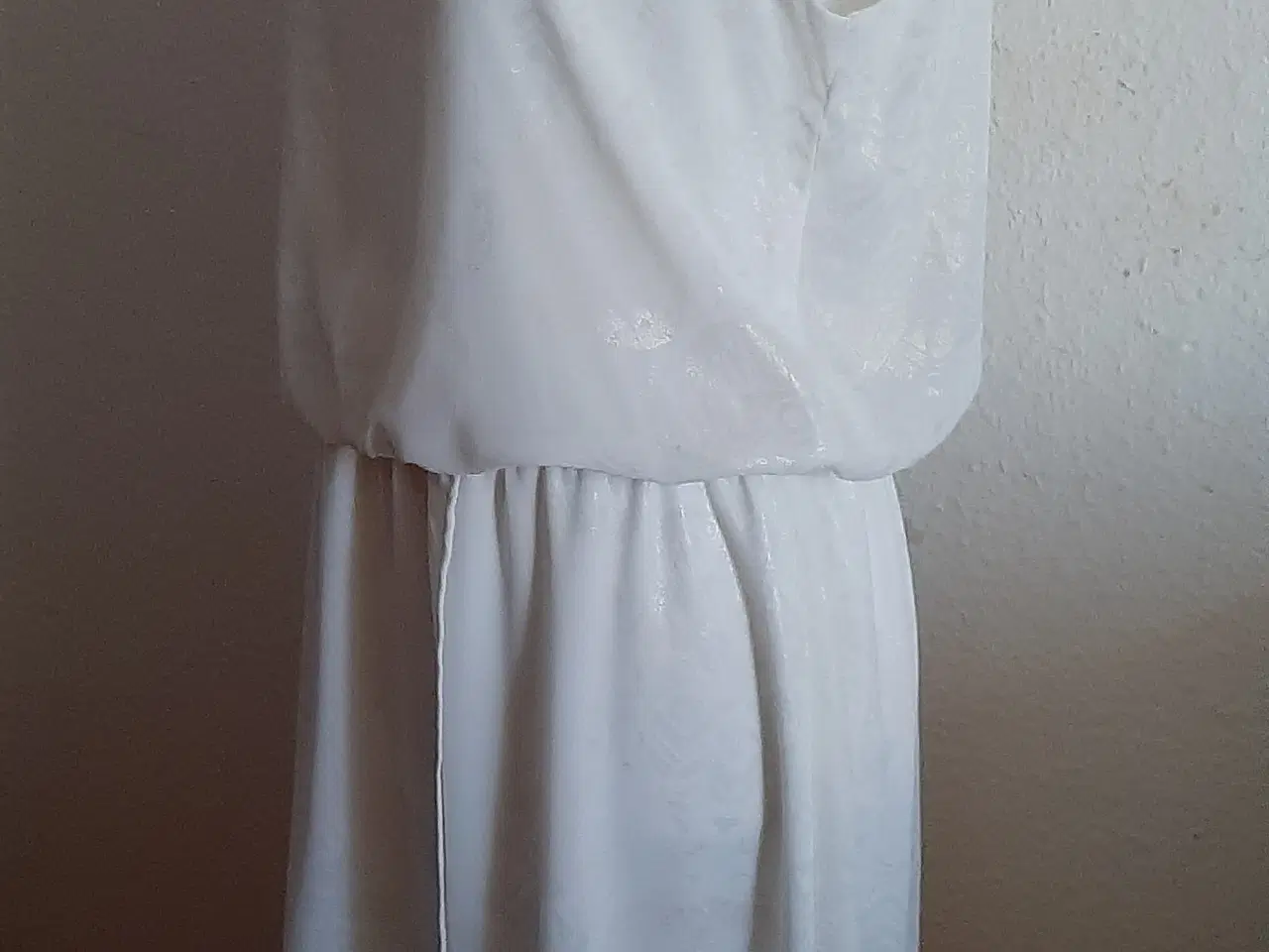 Billede 3 - Kjole-smuk Hvid med mønster-medi længde/str: M.