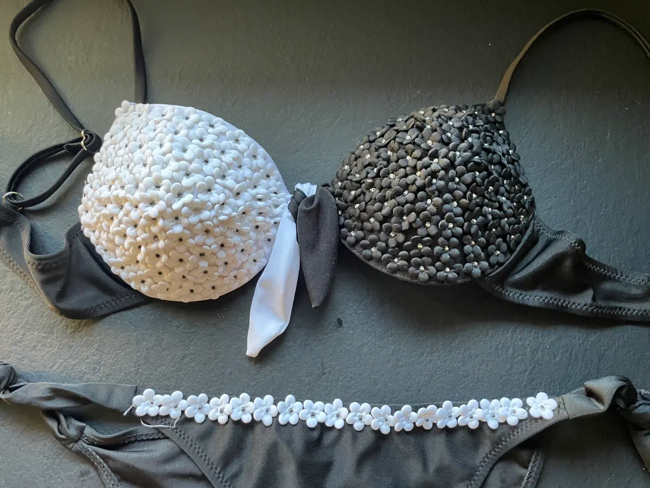 Billede 2 - Helt unik sort/hvid bikini med små blomster 