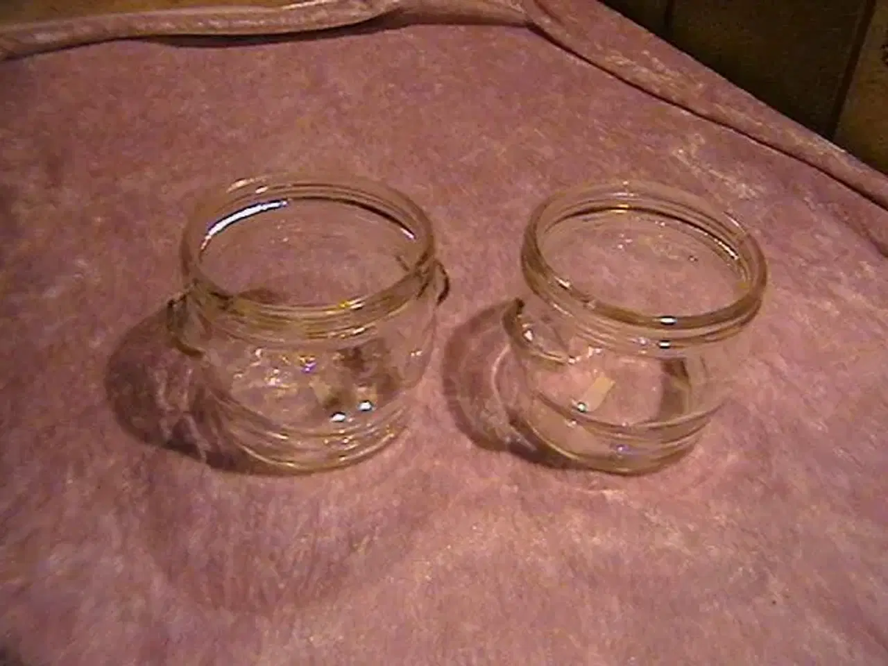 Billede 1 - 2 små ælde glas krukker. 30,- kr + porto