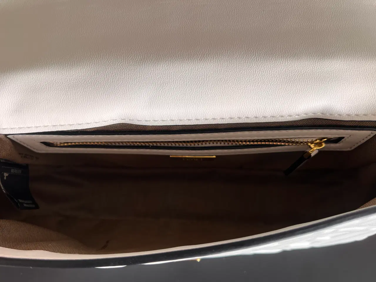 Billede 7 - Flot hvid baguette taske. 