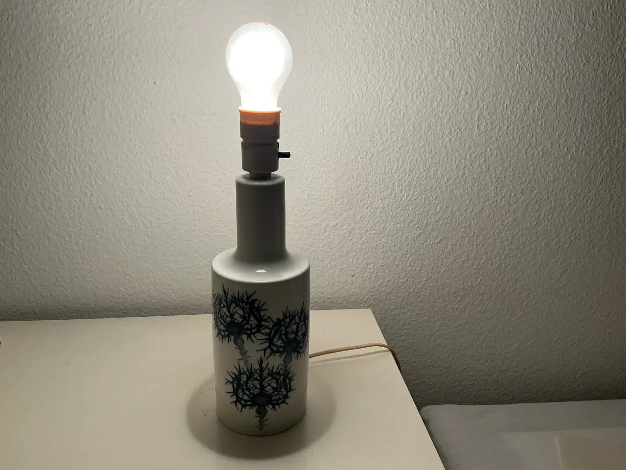 Billede 2 - Lampe  inkl. skærm -  Den Kgl. . (Tidsel-model).