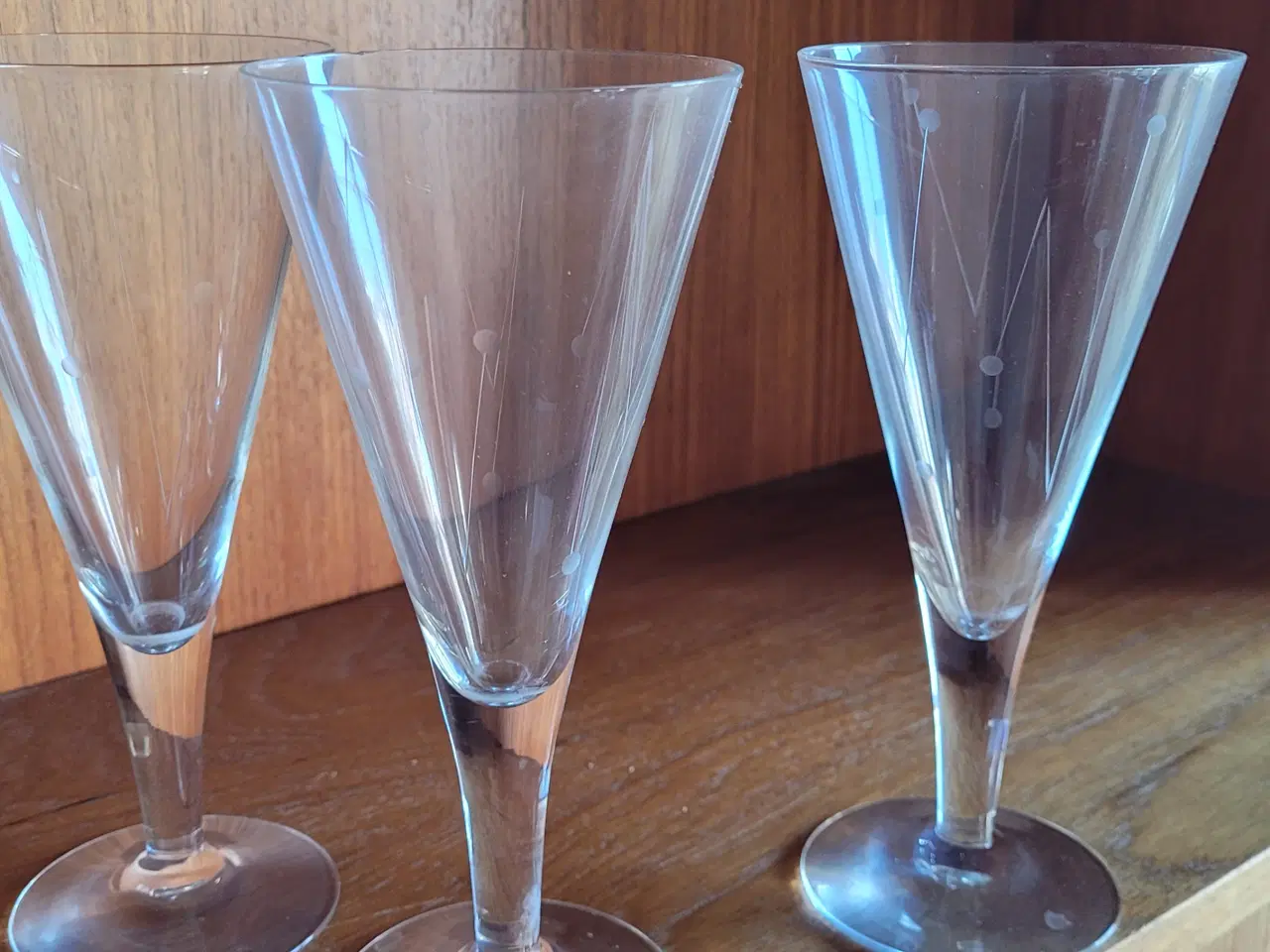 Billede 2 - Sæt med 23 antikke glas