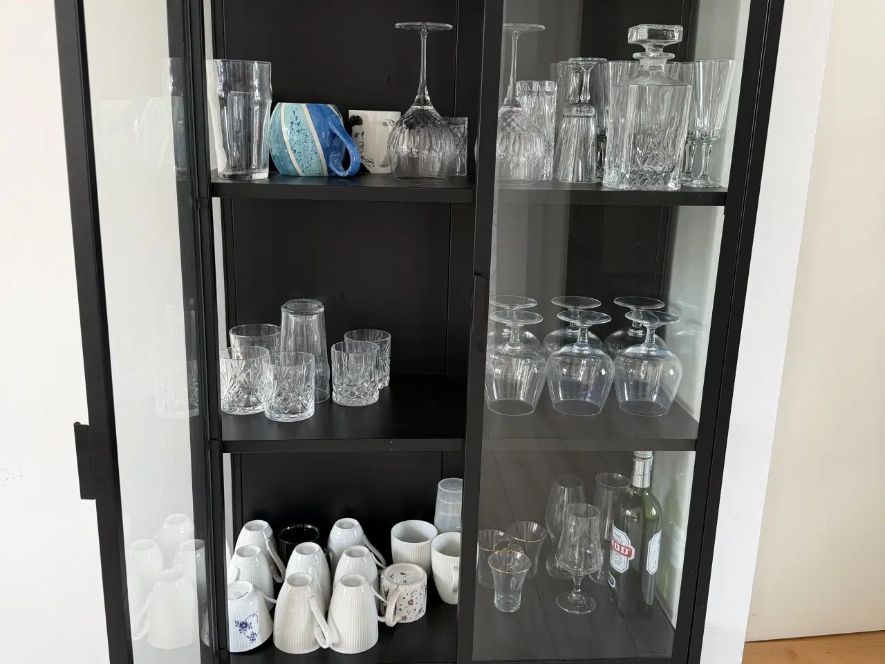 Billede 2 - VIRUM 2 låger sort Vitrineskab fra Jysk. 