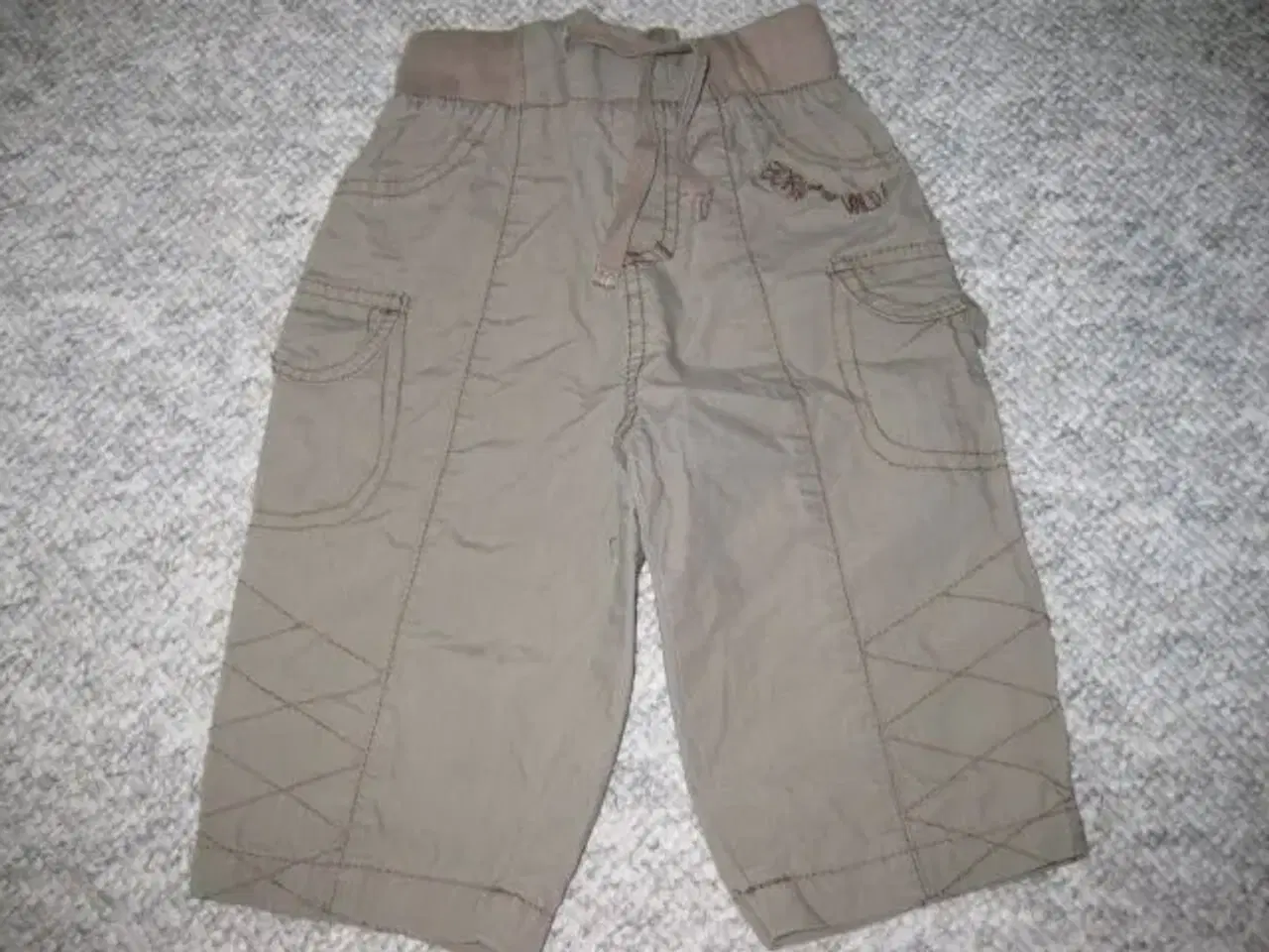 Billede 1 - Str. 62, militærgrønne nye bukser