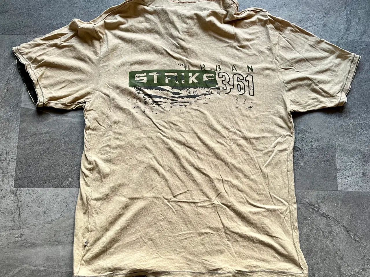 Billede 3 - T-shirt med korte ærmer - tryk på ryggen