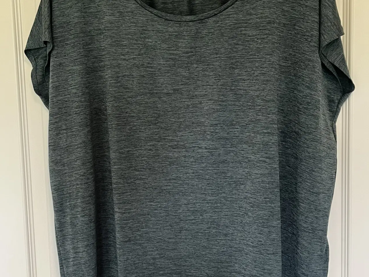 Billede 1 - Grønmeleret t-shirt fra H&M