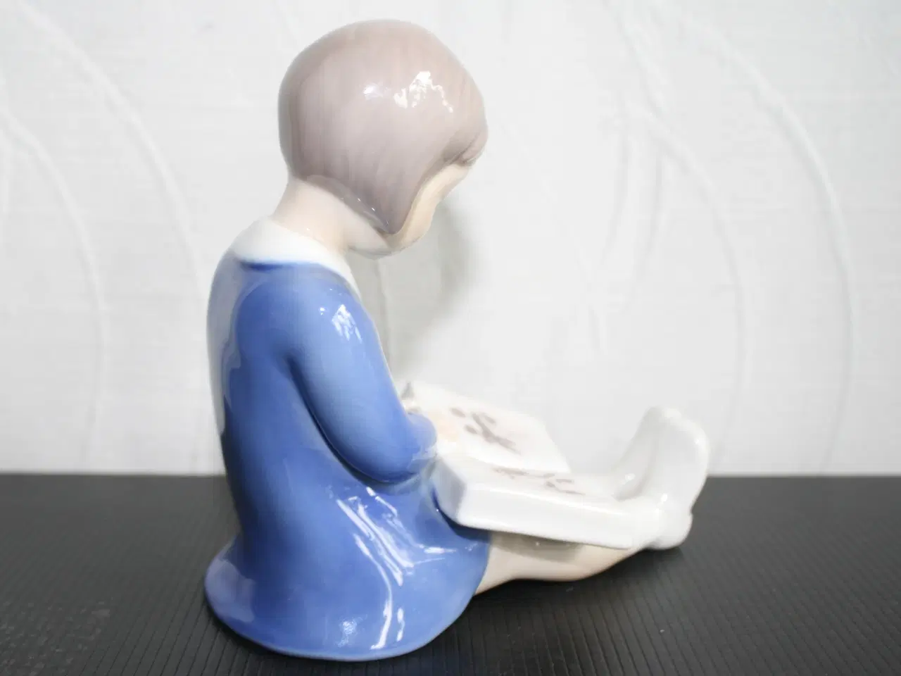 Billede 4 - Pige som læser i bog, Figur fra Bing & Grøndahl