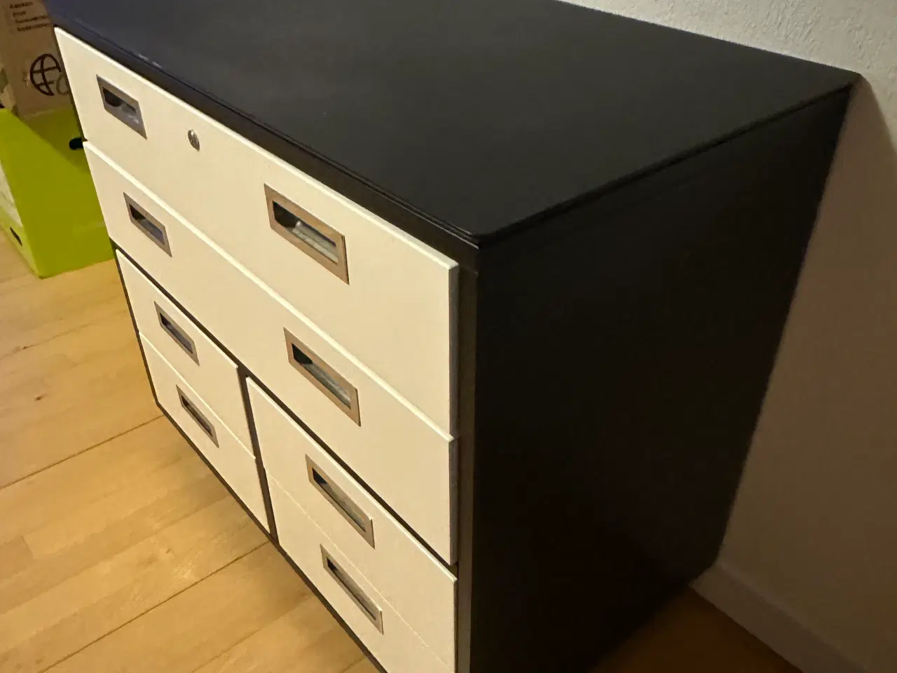 Billede 2 - Fin sort og hvid metalkommode på hjul sælges