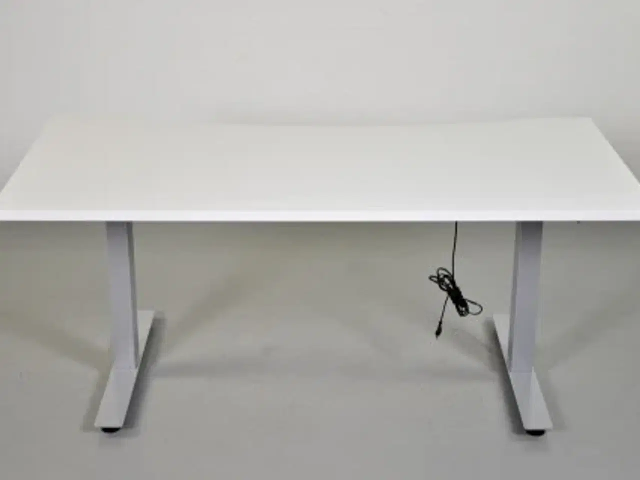 Billede 3 - Hæve-/sænkebord med hvid plade og mavebue, 160 cm.